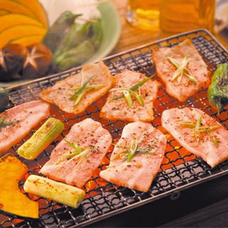 夏の盛りだくさんセット（ロース又は肩ロース200g、バラ200g、モモ250g、モモ(ステーキ)3枚）